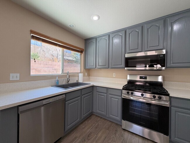 Foto del edificio - SPACIOUS SINGLE STORY HOME IN SOUTHERN HIGHLANDS WITH NEW KITCHEN APPLIANCES