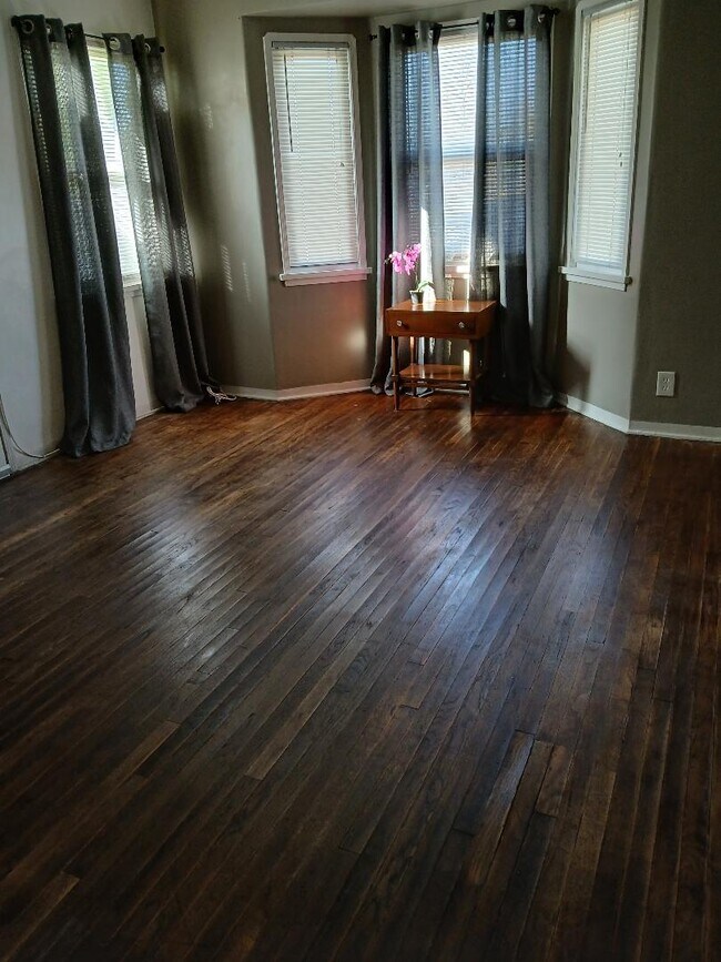 Sala de estar - 703 E Jefferson Ave