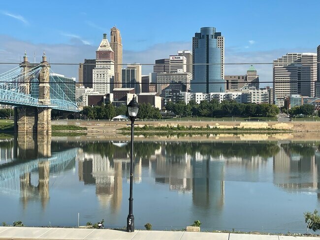 Vista de la sala de estar y del patio delantero - 225 Riverside Dr