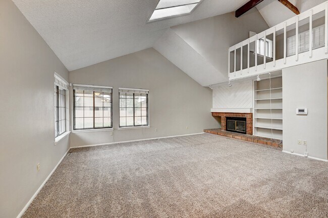 Foto del edificio - $2,495 2 Bed, 2 Bath Townhome in Aurora wi...