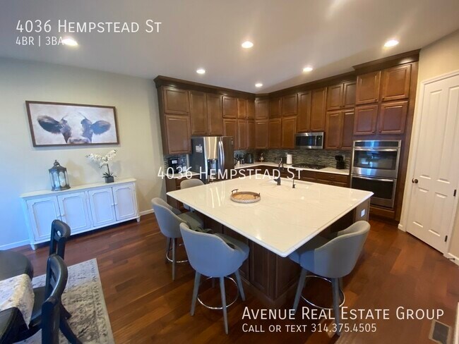 Building Photo - Enjoy the beautiful lake view from your do...
