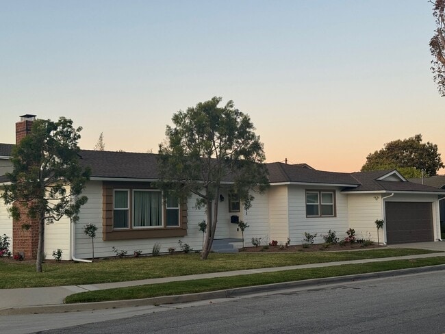 Adorable Open Plan 3BD 2BA Home in West Torrance With A/C - Adorable Open Plan 3BD 2BA Home in West Torrance With A/C