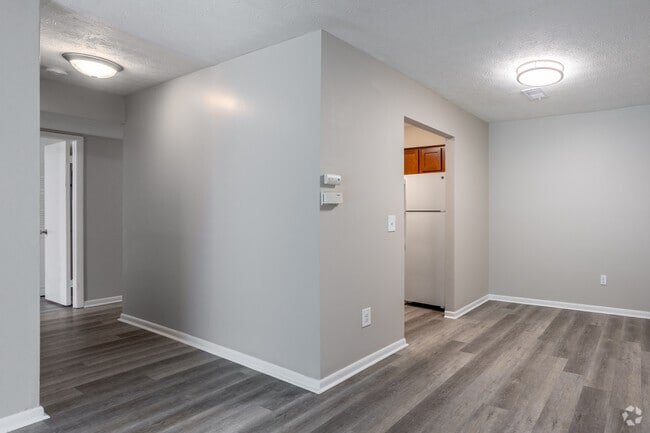 2 BR, 1 BA - 850 SF - Garden W/ Patio - WOODVIEW PLAZA