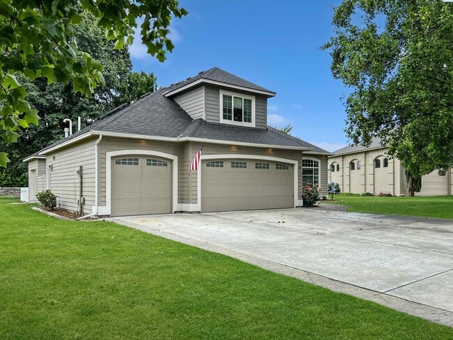 Building Photo - 4 Bedrooms Plus an Office Steps from the R...