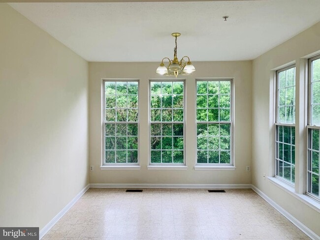 Building Photo - 1481 Pangbourne Way