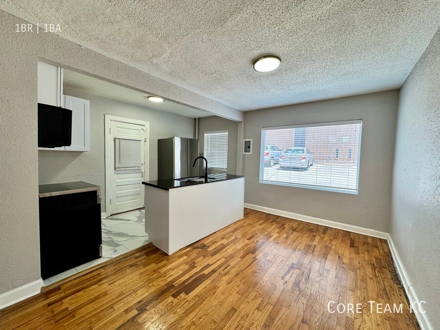 Primary Photo - 1112 W 45th St