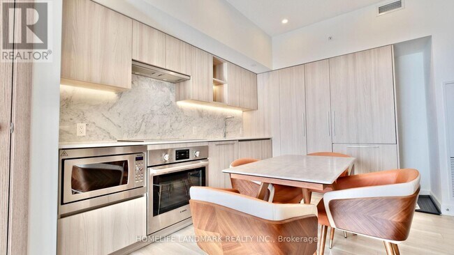 Photo du bâtiment - 17 Bathurst St