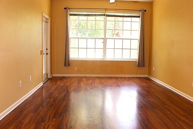 Building Photo - Lovely condo for Rent