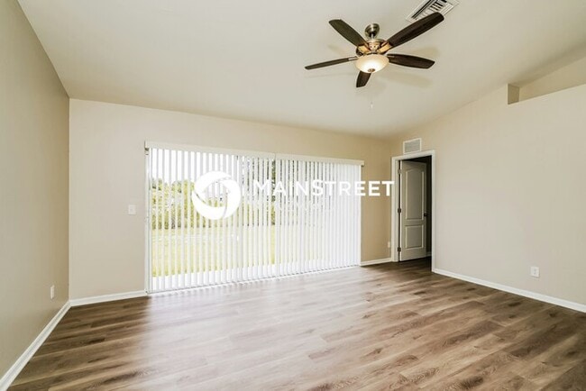 Foto del edificio - 3 Bedroom Pet-Friendly Home in Lehigh Acre...