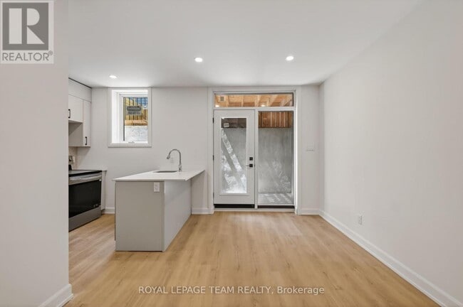 Building Photo - 608 Tweedsmuir Ave