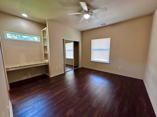 Building Photo - Spacious 4/4 House Near Baylor Campus with Yard!