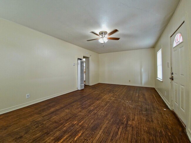 Building Photo - Cozy 3 Bed 1 Bath Home Near Texas Tech University.