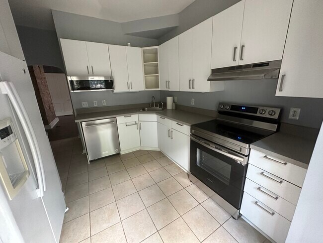 Building Photo - 2211 Kemper Ln