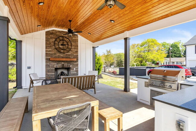 Building Photo - Modern 2 Bedroom Townhome on the Swamp Rab...