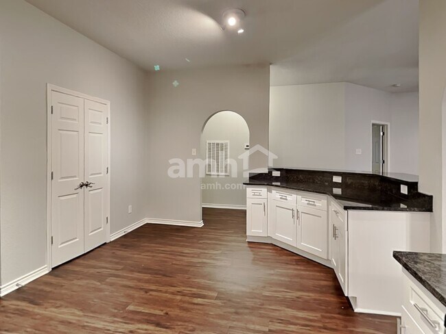 Foto del edificio - 5010 Chase Mountain Dr