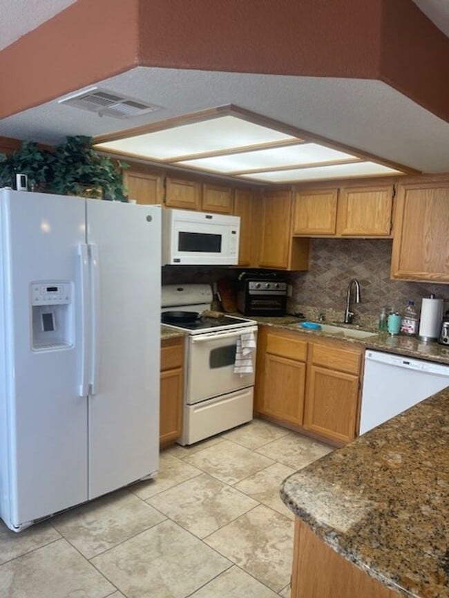 Foto del edificio - Ground level 2-bedroom 2-bathroom unit loc...