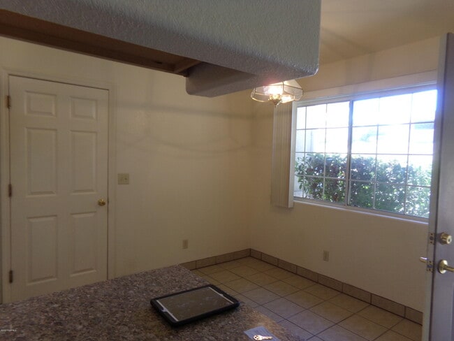 Building Photo - 4801 N Viewpoint Dr