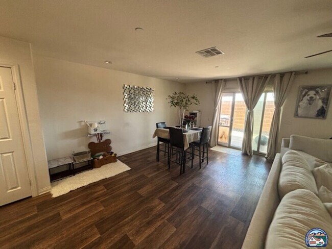 Foto del edificio - 916 Fieldbrook Ct