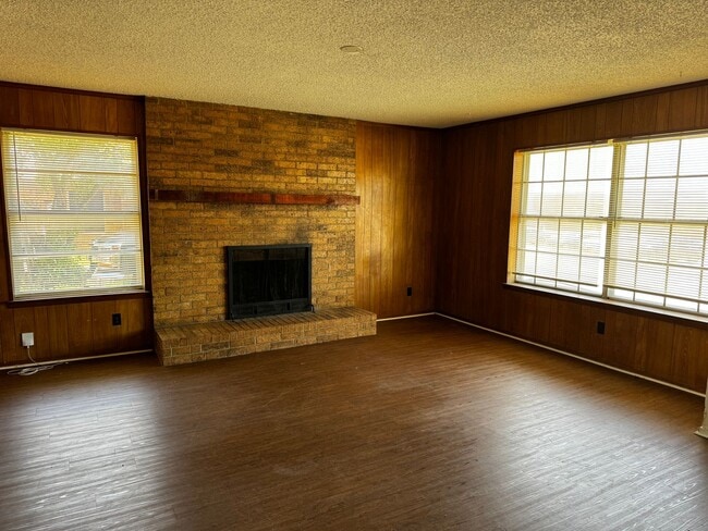 Photo - Great 2 Bedroom for Quick Move In House