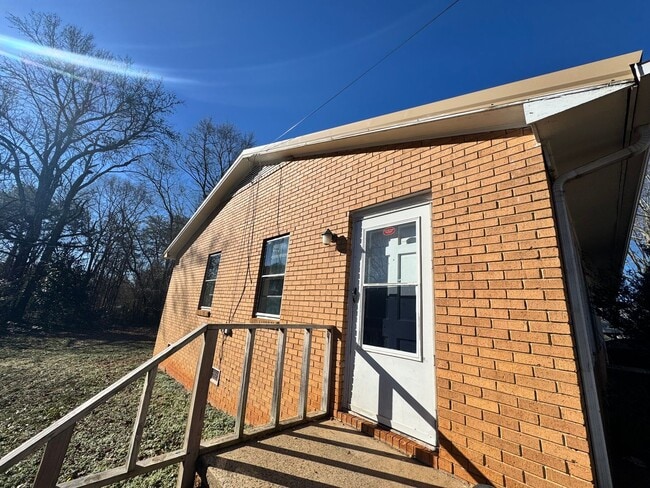 Building Photo - 122 Woodland Ave