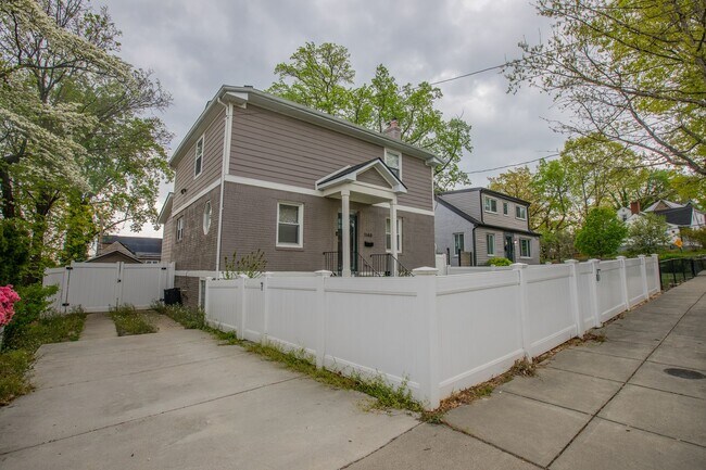 Foto del edificio - Lovely 4 BR/3.5 BA Single-Family Home in B...