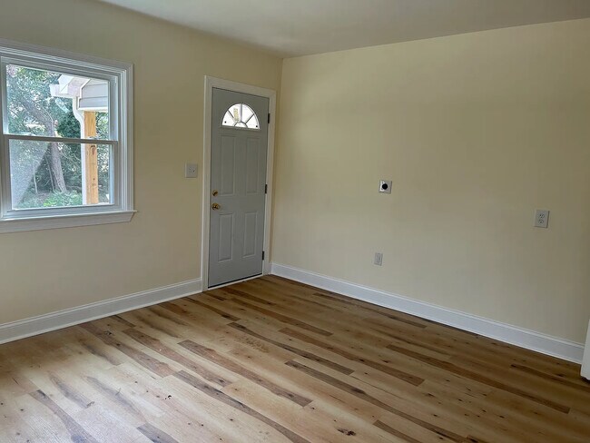 Foto del edificio - Room in Duplex on Richardson Ave