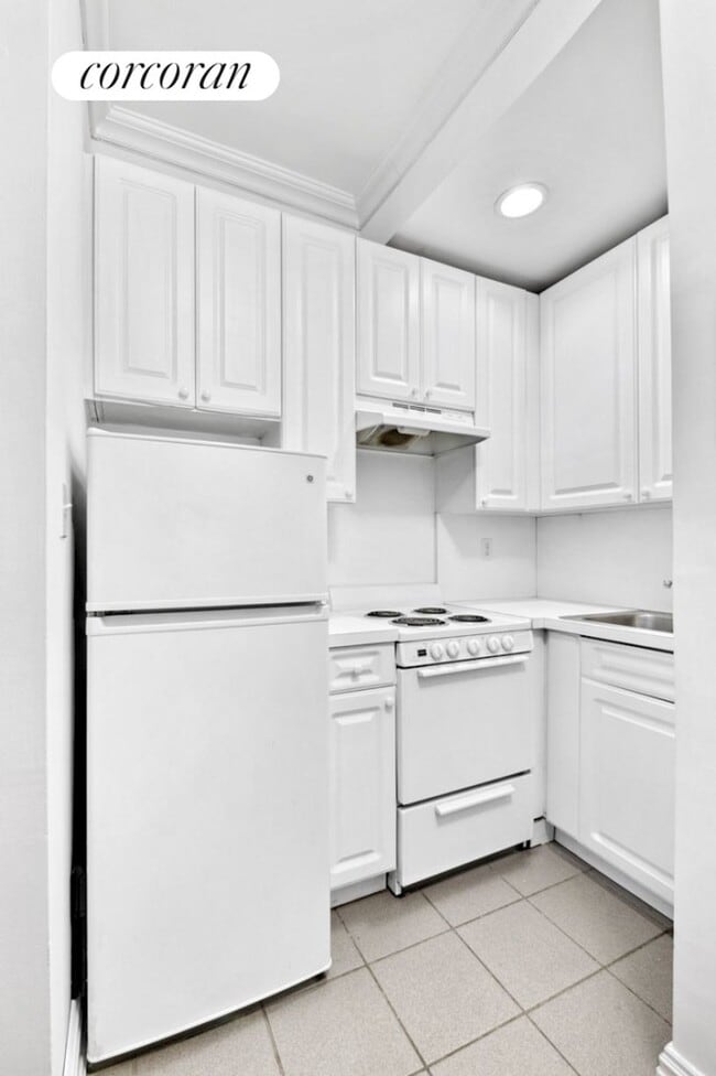 Building Photo - 429 W 24 St