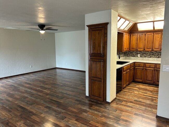 Building Photo - 607 N Robin Way