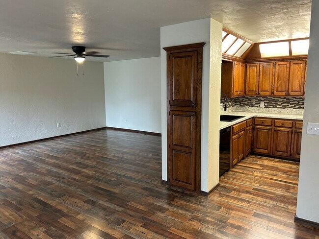 Foto del edificio - 607 N Robin Way