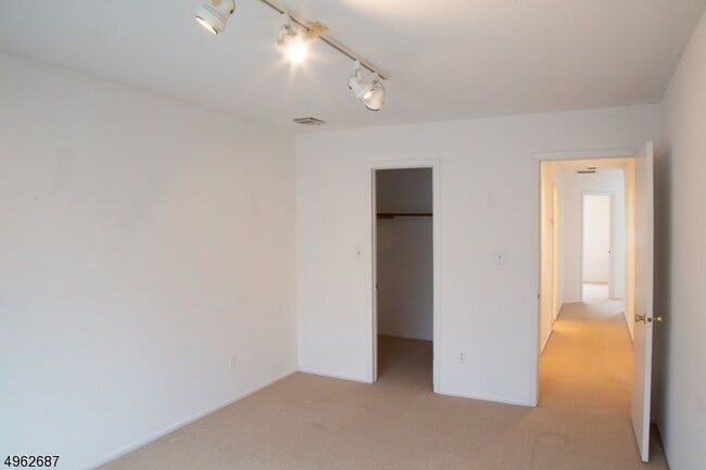 Building Photo - 32 Castle Ridge Dr