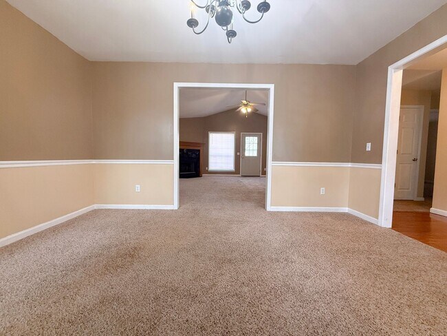 Foto del edificio - Charming Single-Level 3 Bedroom Home with Large Back Porch and 2-Car Garage