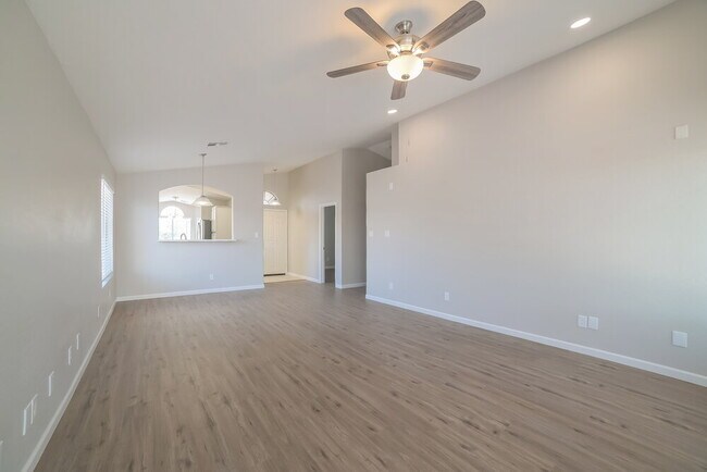 Foto del edificio - 8808 W Adam Ave