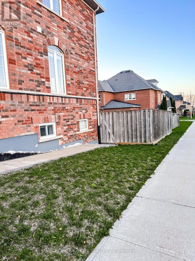 Building Photo - 47 Aikenhead Ave