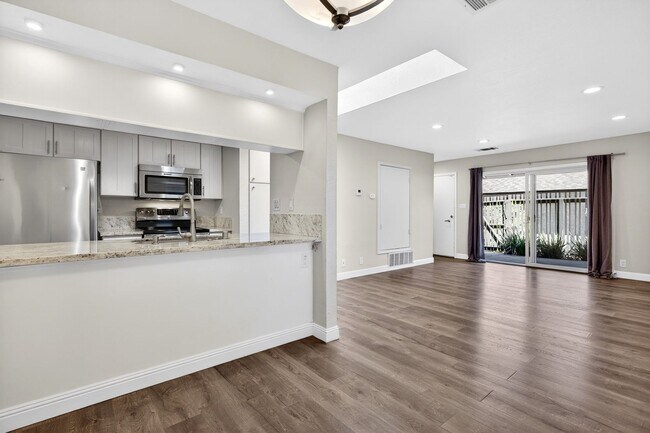 Foto del edificio - Updated Ground-Floor End Unit with Pool Access & No Stairs in West Roundtree!