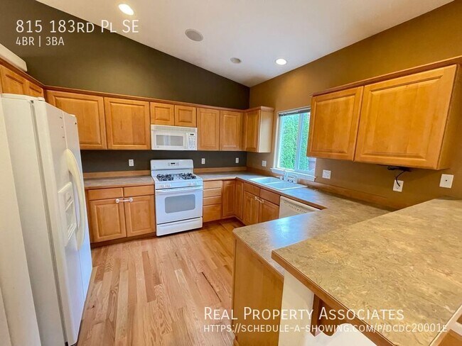 Foto del edificio - 815 183rd Pl SE