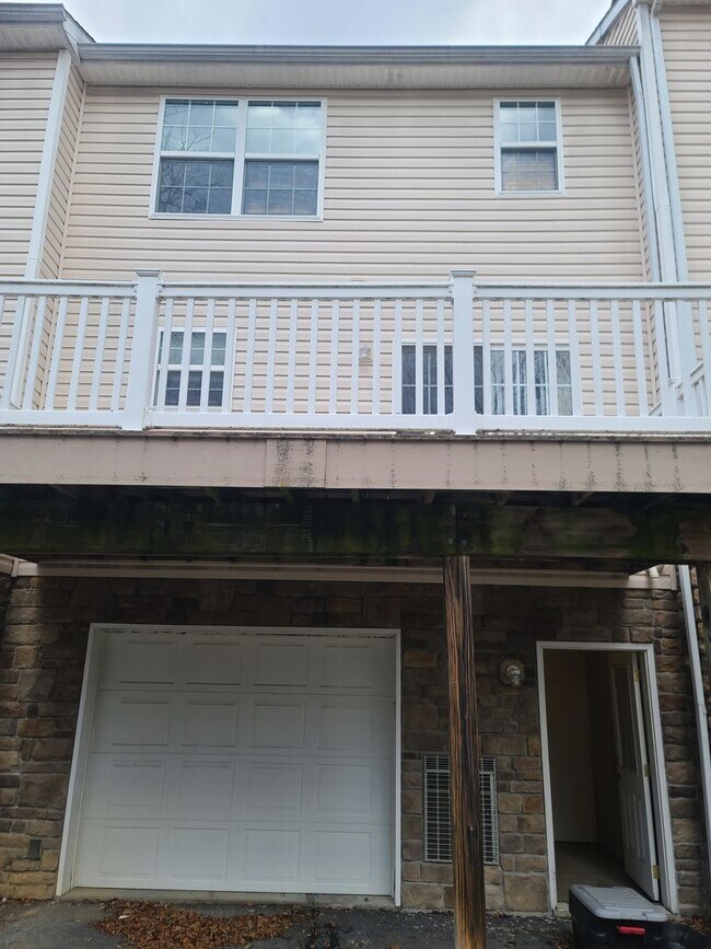 3 Bedroom 2 1/2 bath Townhome for Rent in Townhome Rentals in Waynesboro PA