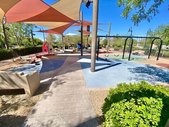 Foto del edificio - Inviting home with relaxing backyard spa in desirable Henderson location