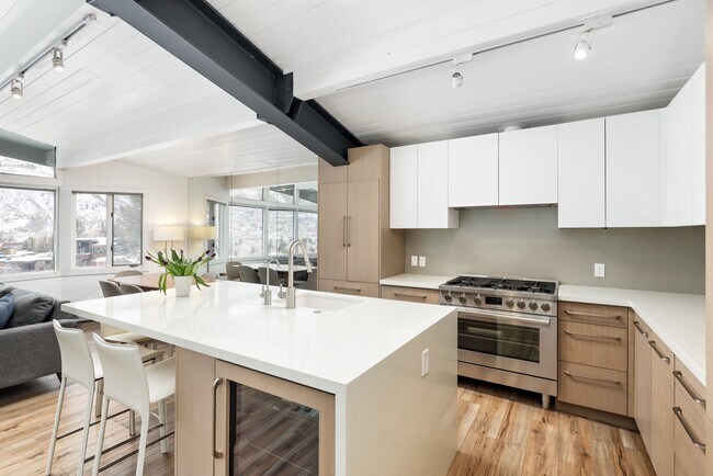 Building Photo - 809 S Aspen St