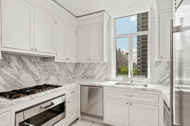 Building Photo - 132 E 65th St