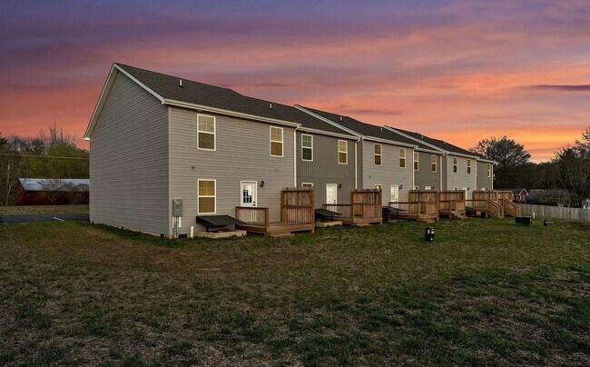 Foto del edificio - New 4BR/3.5BA Townhome in Meadowview – Modern Living in a Peaceful Historic Setting Near Emory & ...