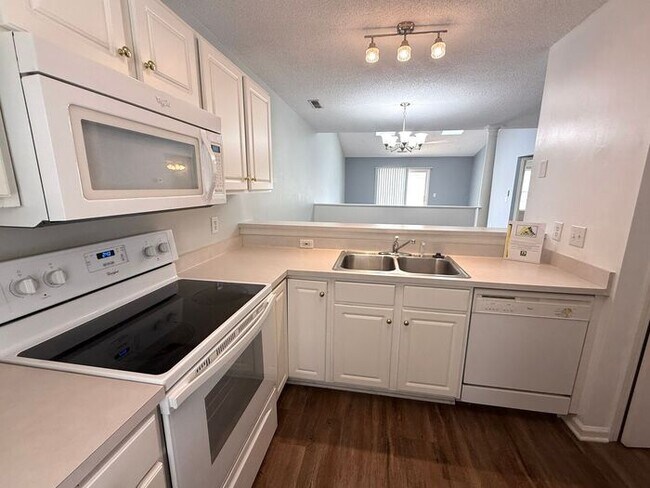 Building Photo - RENT SPECIAL! Updated Holten Place, top fl...