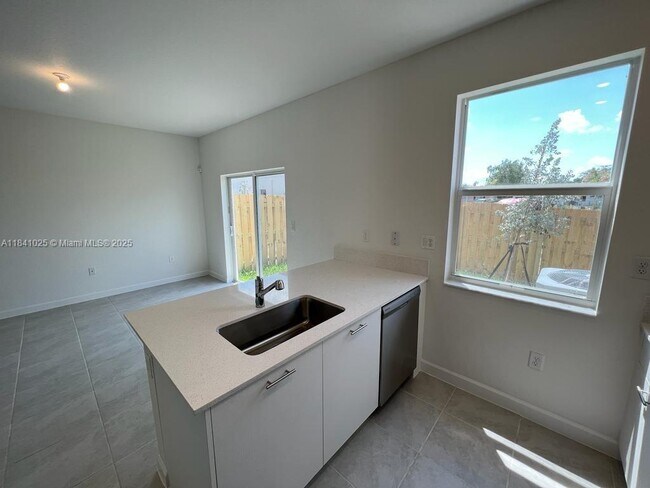 Foto del edificio - 12958 NW 23rd Pl