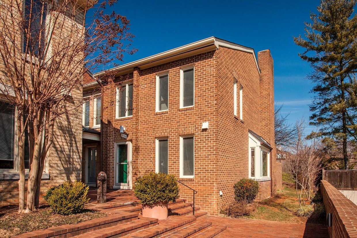 Primary Photo - 4285 Embassy Park Dr NW