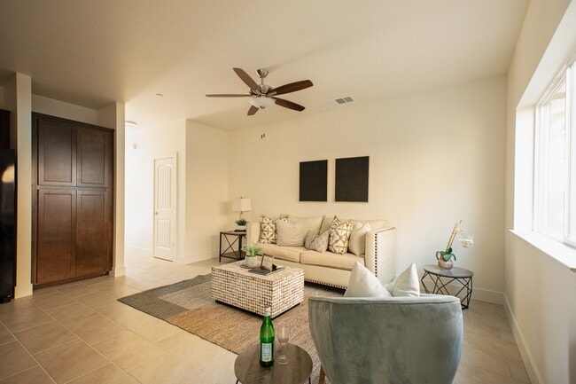 Foto del edificio - 916 N Olive Ave