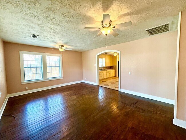 Building Photo - 405 S Baylor St
