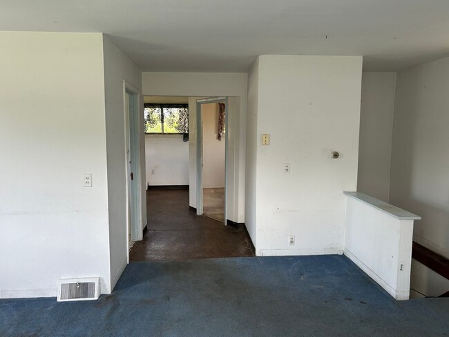 Building Photo - Handyman Special!  1 BD/1BA Home Close to ...