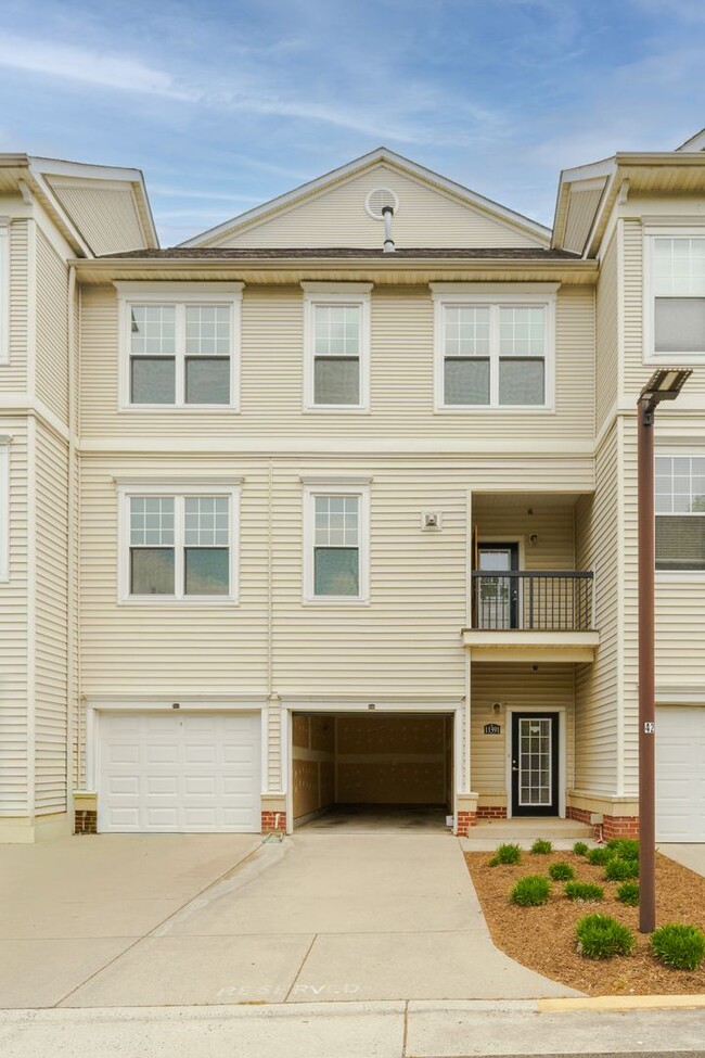 Rare 2BR 2BA 2 Level Condo With Garage - Rare 2BR 2BA 2 Level Condo With Garage
