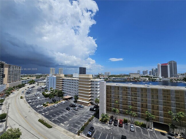 Foto del edificio - 401 Golden Isles Dr