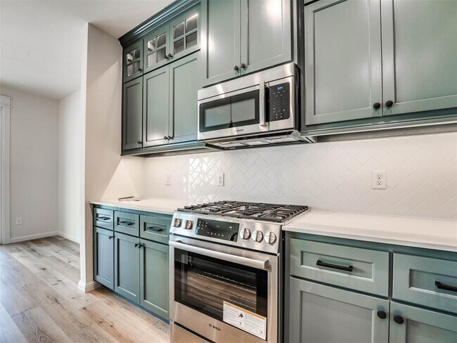 Building Photo - 628 Harbor Town Dr