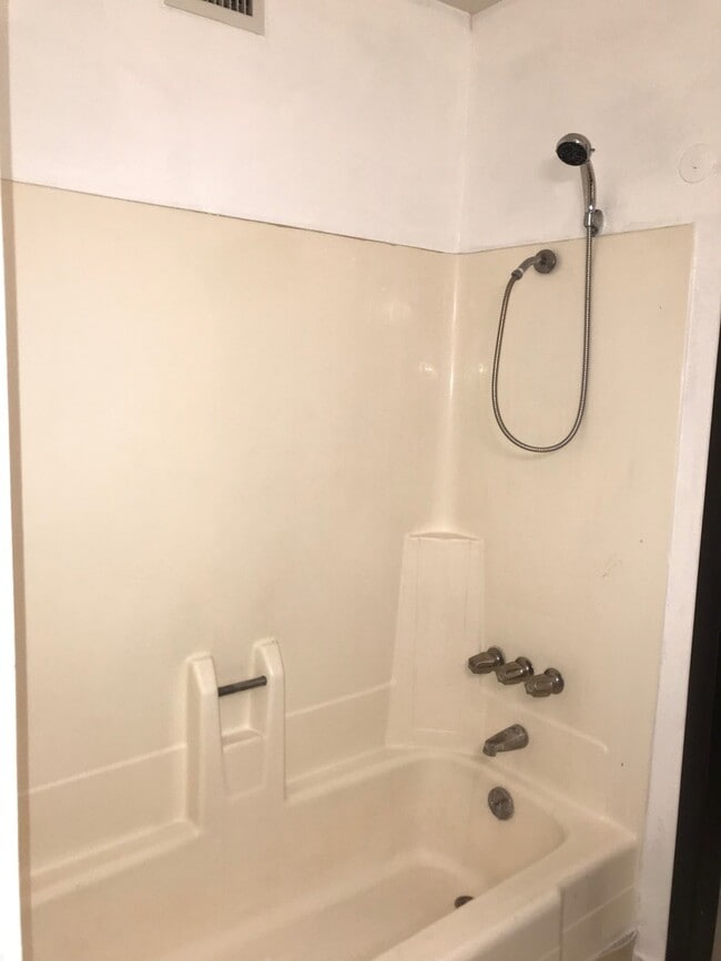 Foto del edificio - BEAUTIFUL 2 BEDS 1 1/2  BATHROOM APARTMENT PLUS 1 CAR GARAGE MLOVE IN SPECIAL